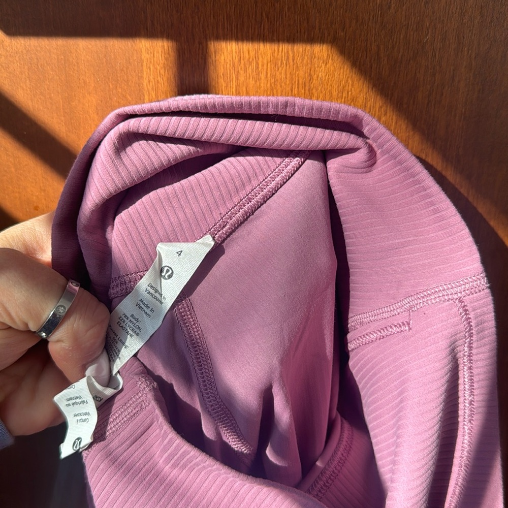 Twice worn like new, lilac ribbed lululemon leggings